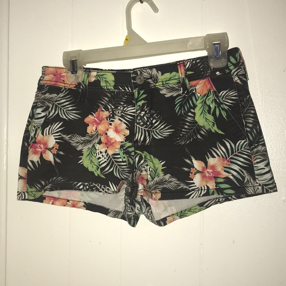 Cute tropical Shorts !